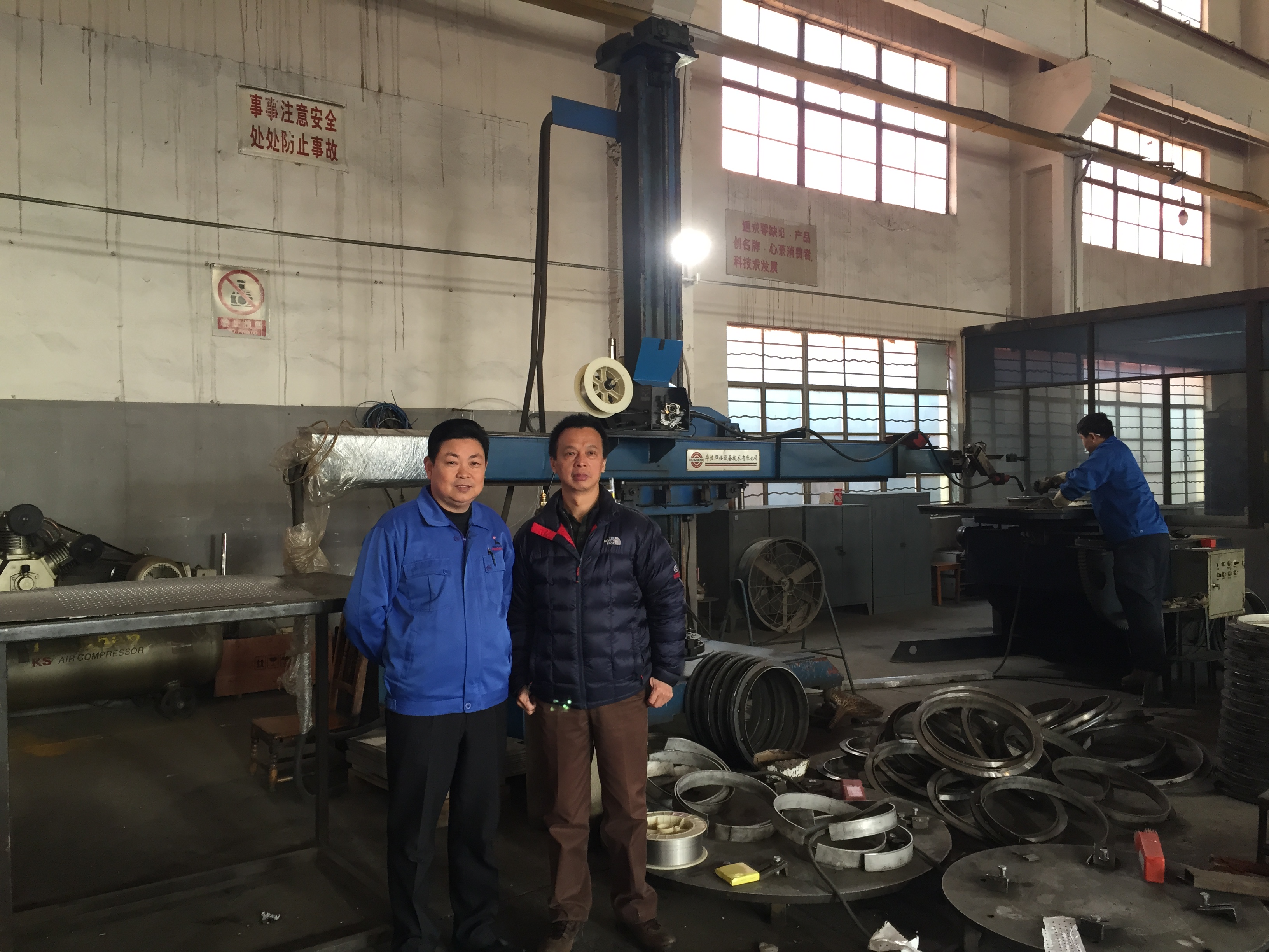  图为海狮邬总和十大正规体育平台徐董在十大正规体育平台老设备前合影